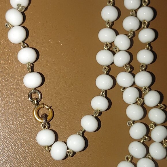 Vintage Smooth Milk Glass Bead Necklace 36 inch Length Gold Tone Clasp White - Picture 6 of 7